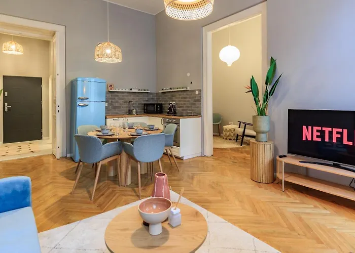 Central Designer 2 Bedroom Flat